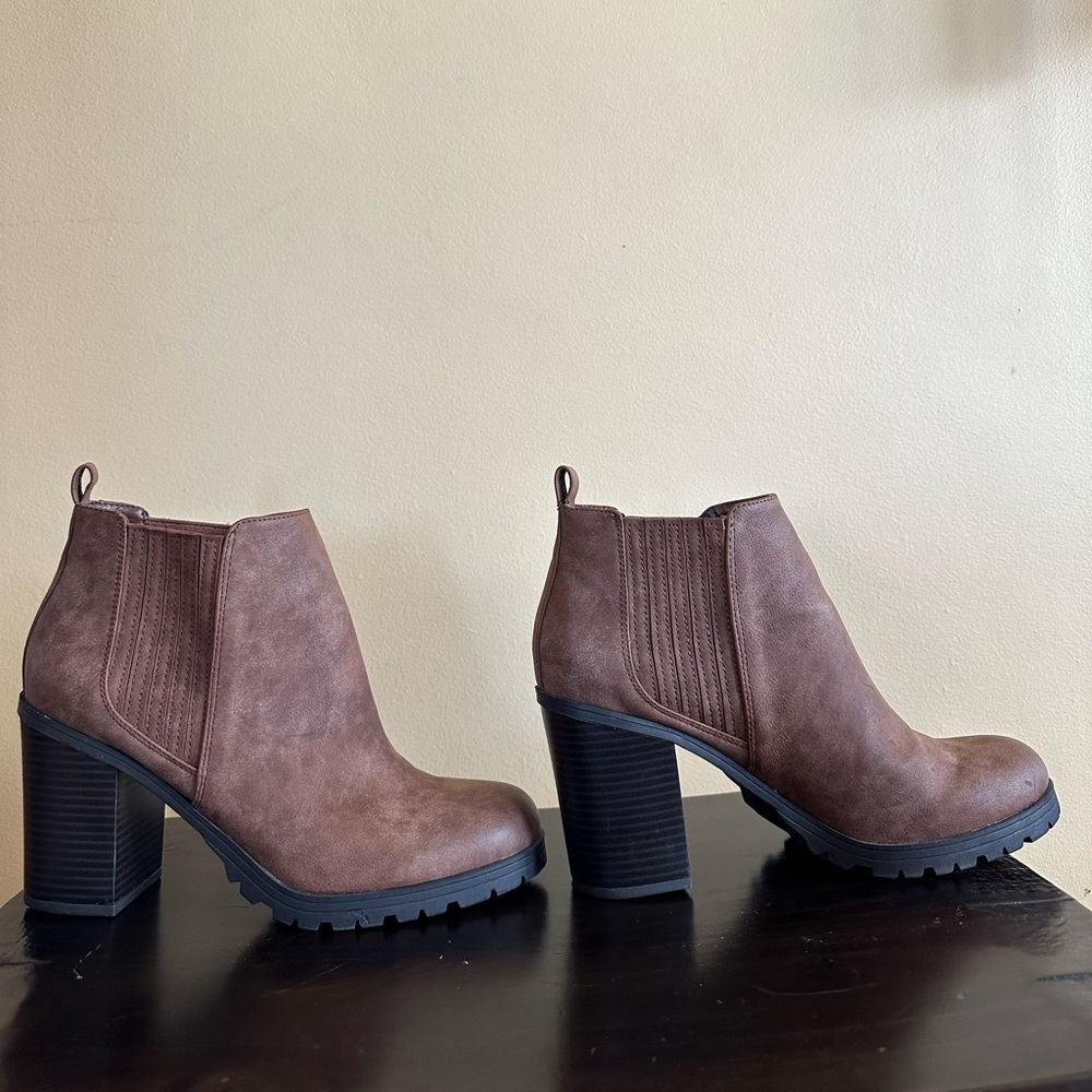 Sam & Libby Faux Leather Deanna Chunky Heel Booties Tread Soles Women's 9.5 - Picture 5 of 13